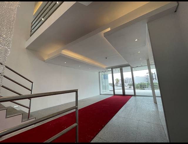 840M² BUILDING TO LET IN LAGOON BEACH